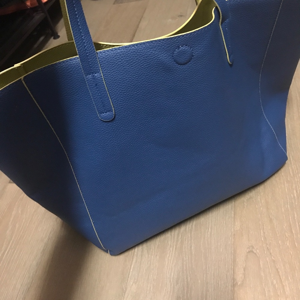 Reversible tote with magnetic closure